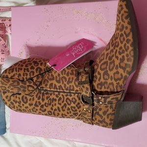 Southern Fried chics cheetah boots size 8.5